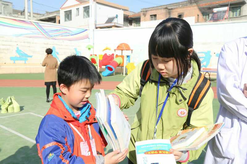 高新一中的小小志愿者给孩子赠书 