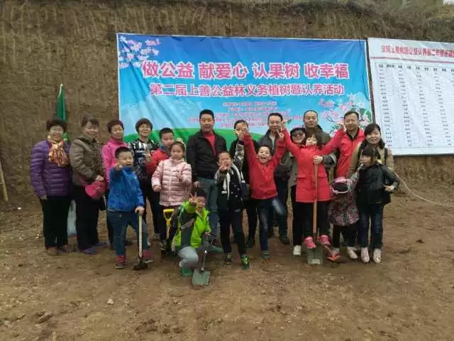 积极参加植树活动的小小志愿者