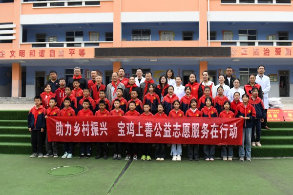 让爱动起来润童心 志愿聚..